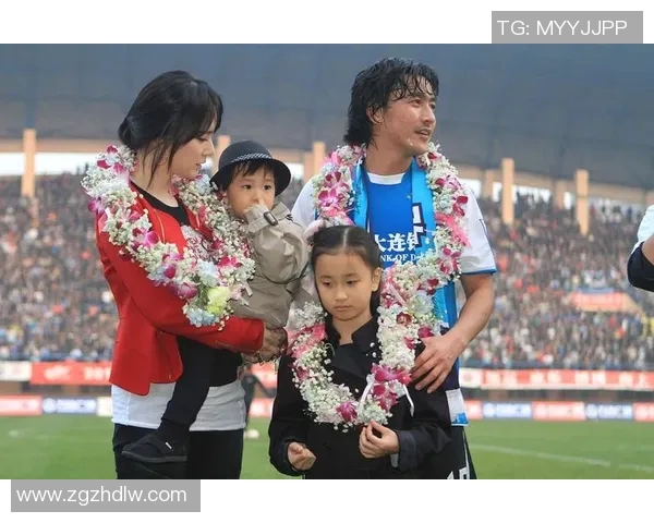 足球明星与母亲温馨合影视频展现亲情与感动瞬间 足球明星与母亲温馨合影视频展现亲情与感动瞬间